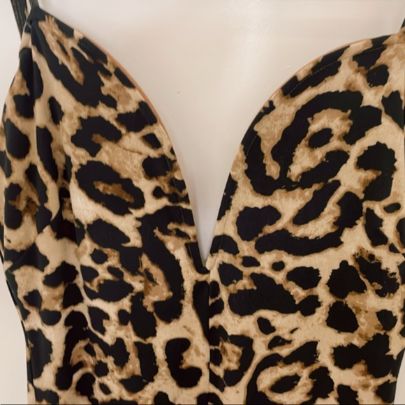 Full length soft leopard print dress. With plunging neckline. - Picture 4 of 4